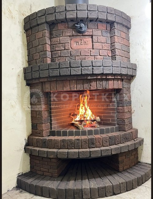 Камин из кирпича ручной формовки.