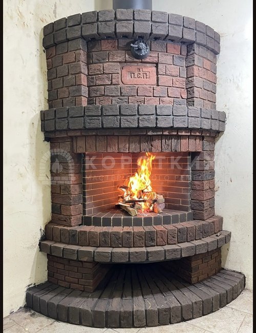 Камин из кирпича ручной формовки.