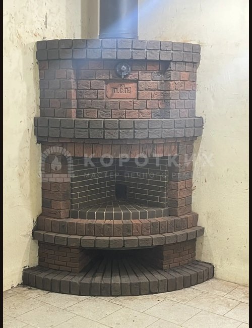 Камин из кирпича ручной формовки.