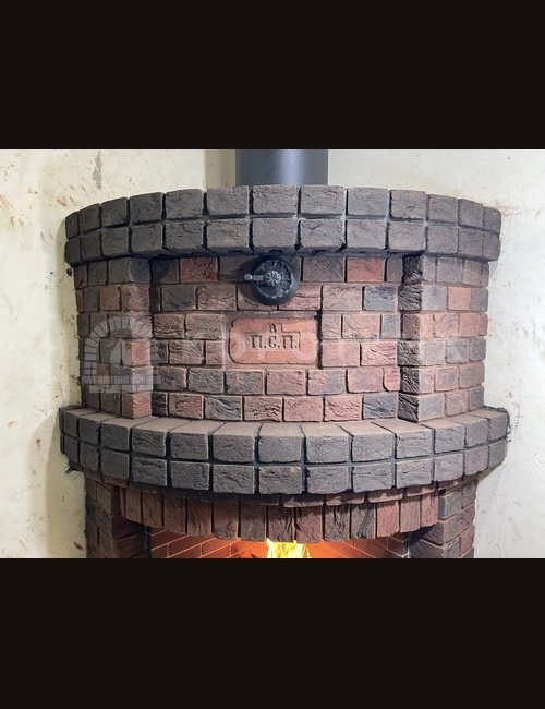 Камин из кирпича ручной формовки.