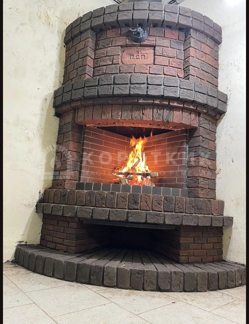 Камин из кирпича ручной формовки.