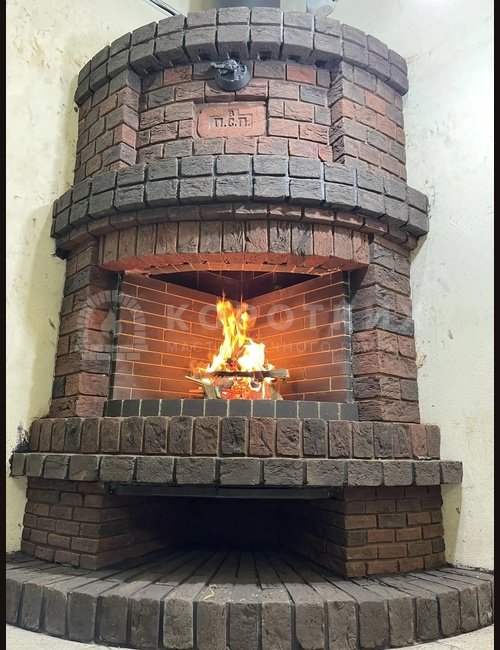 Камин из кирпича ручной формовки.